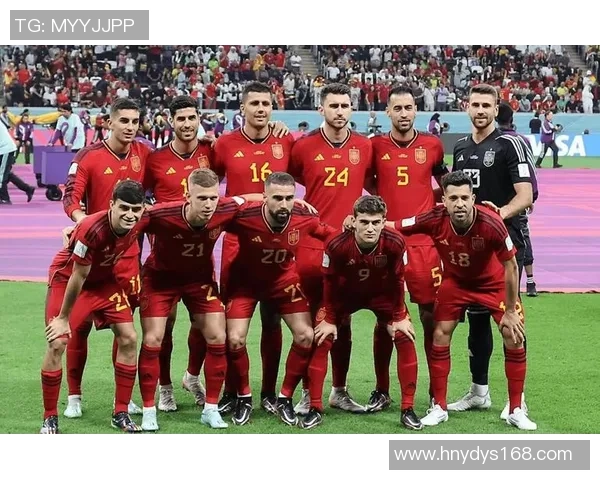 紫灰色的足球明星在绿茵场上的传奇故事与荣耀时刻